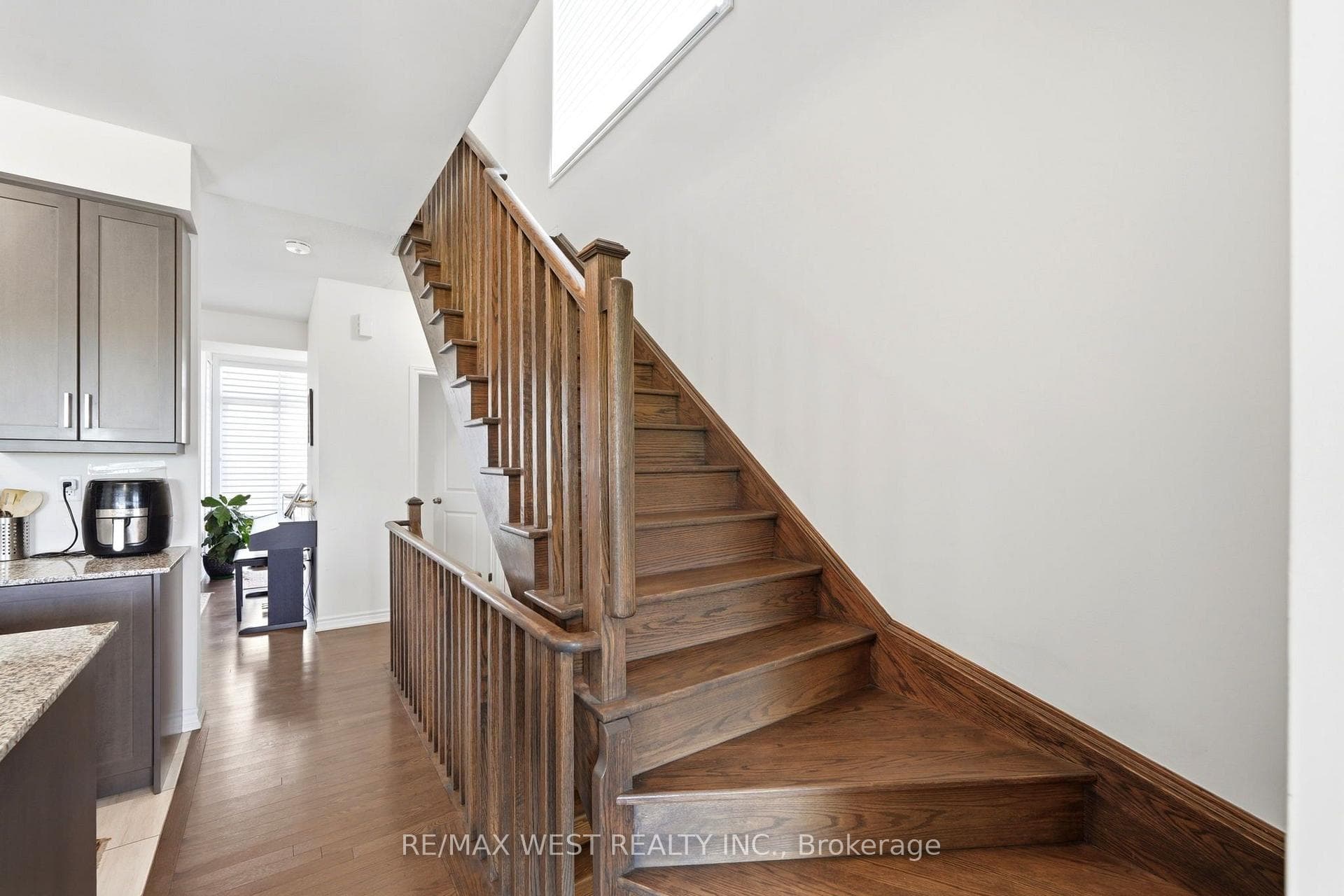 55 Holyrood Crescent photo 18
