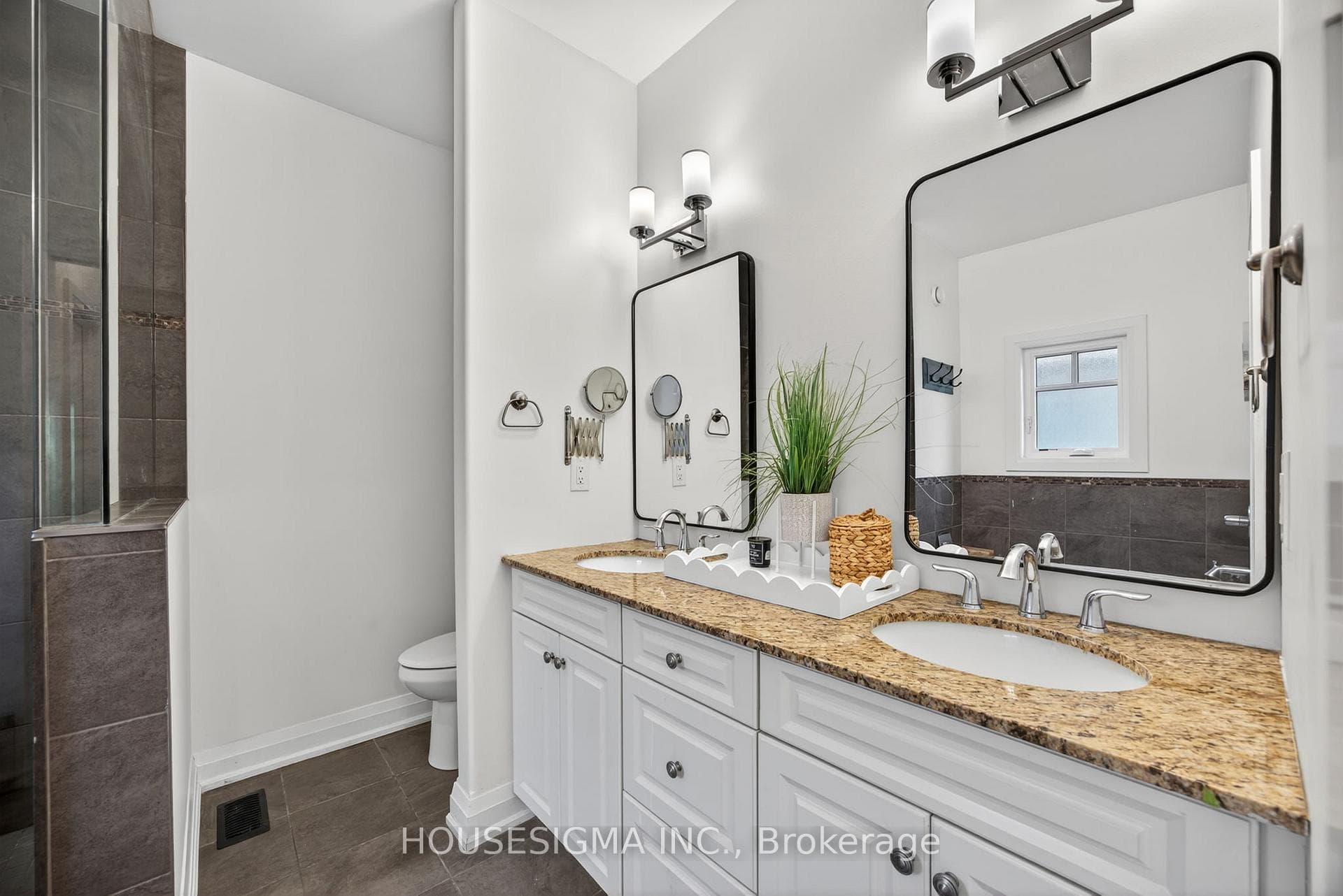 Primary en-suite bath