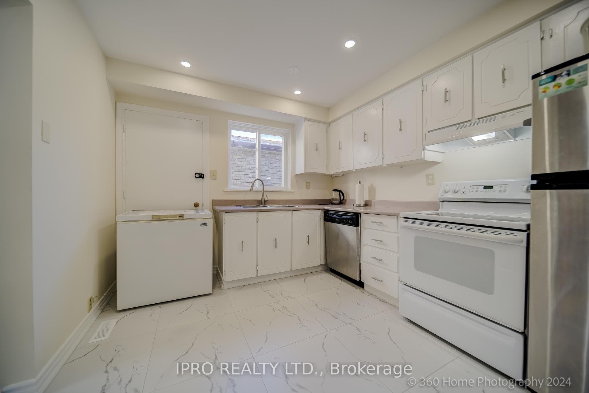 41 Big Red Avenue photo 9