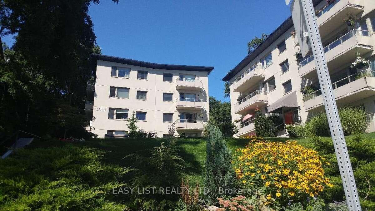 2368 Queen Street Unit 15 photo 23
