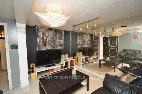 7475 Goreway Drive Unit 17 photo 4