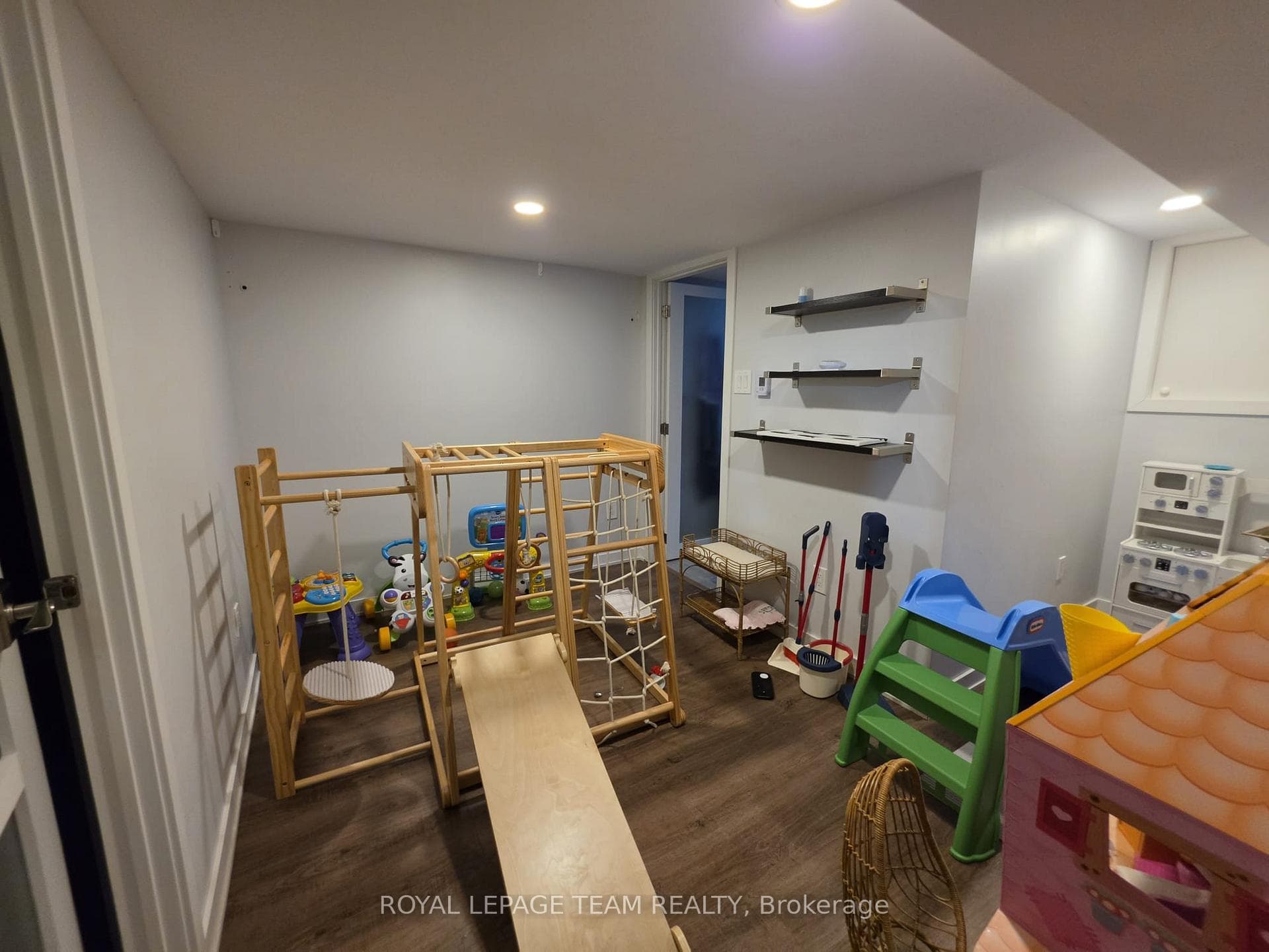 1247 Summerville Avenue photo 19