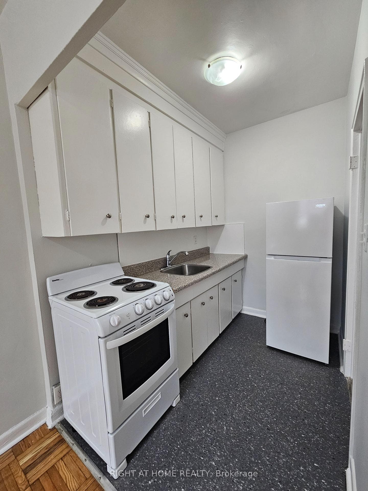 20 Cosburn Avenue Unit 101 photo 13