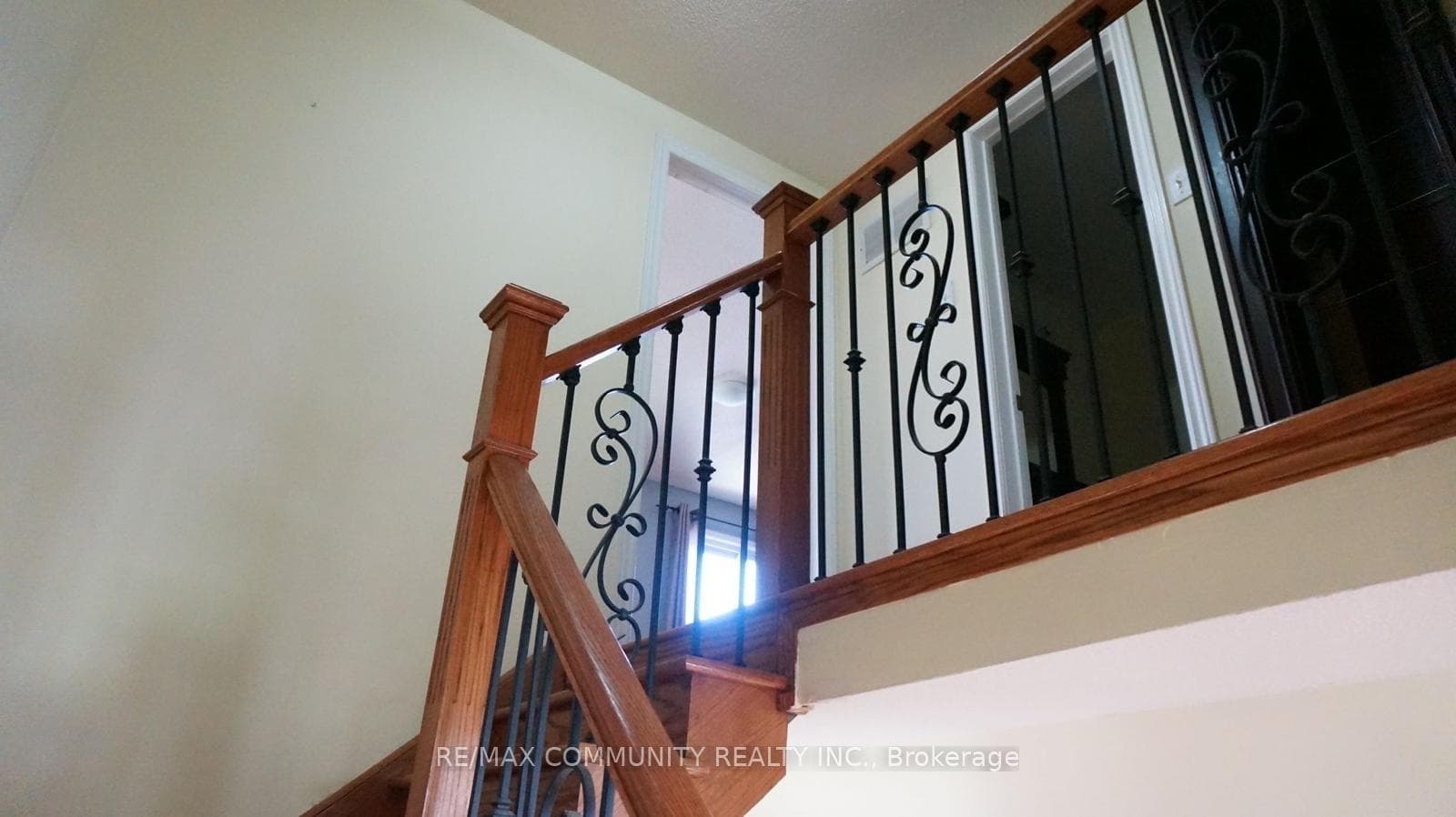 56 Overlord Crescent Unit UPPER photo 8
