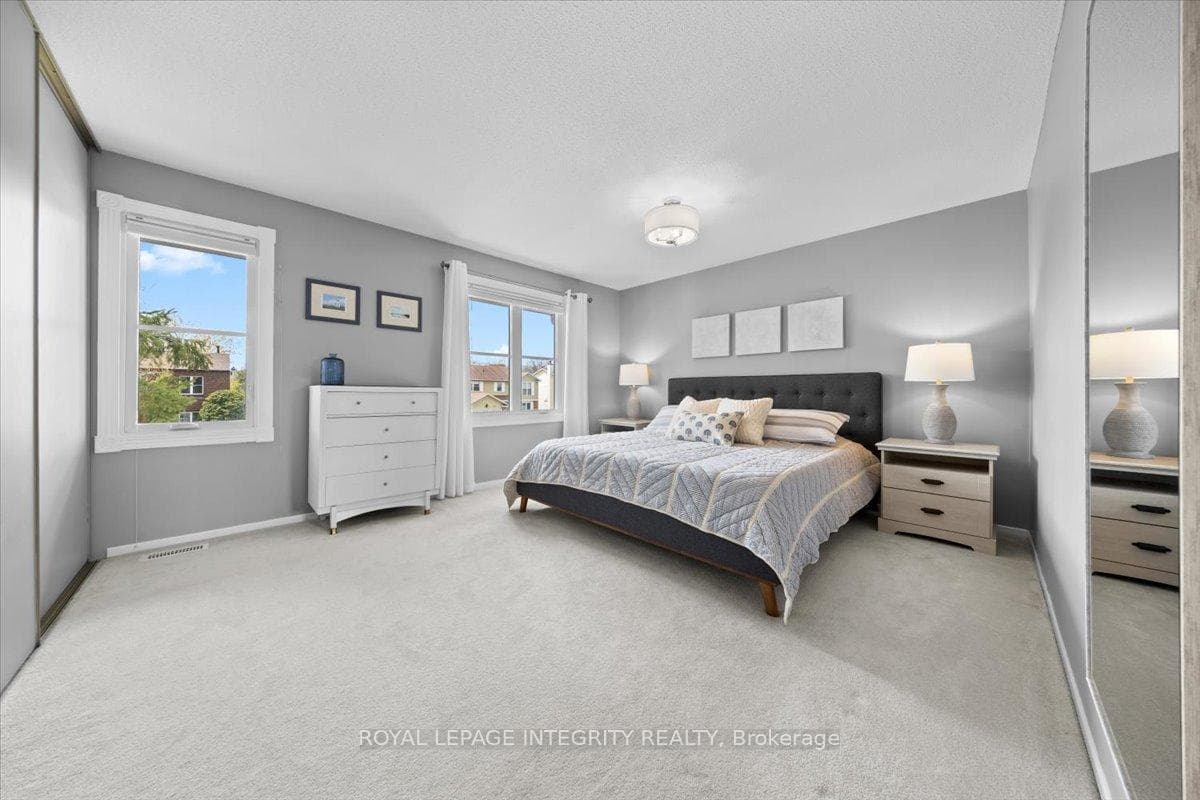 1122 St Germain Crescent photo 24