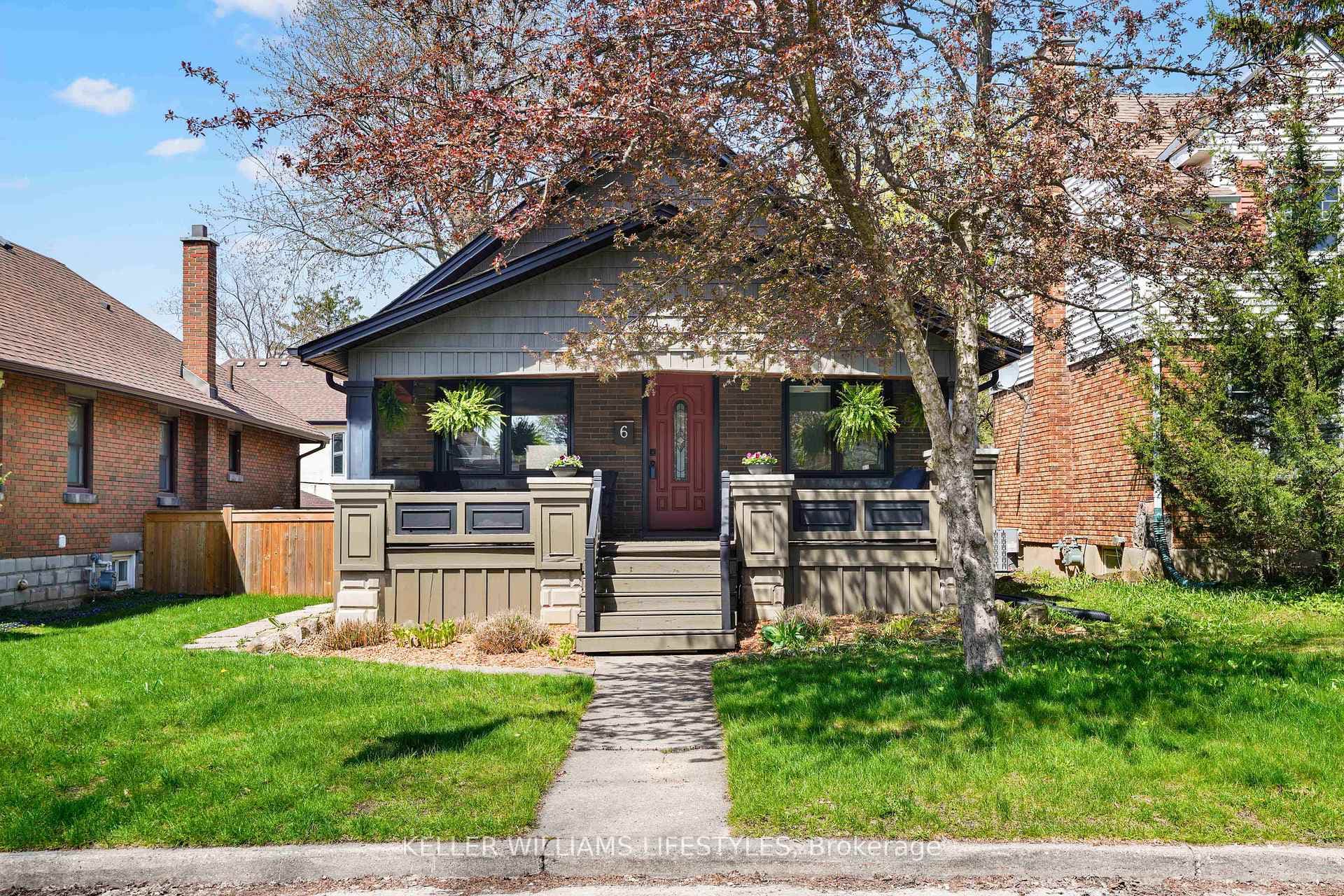 6 Windsor Crescent photo 1