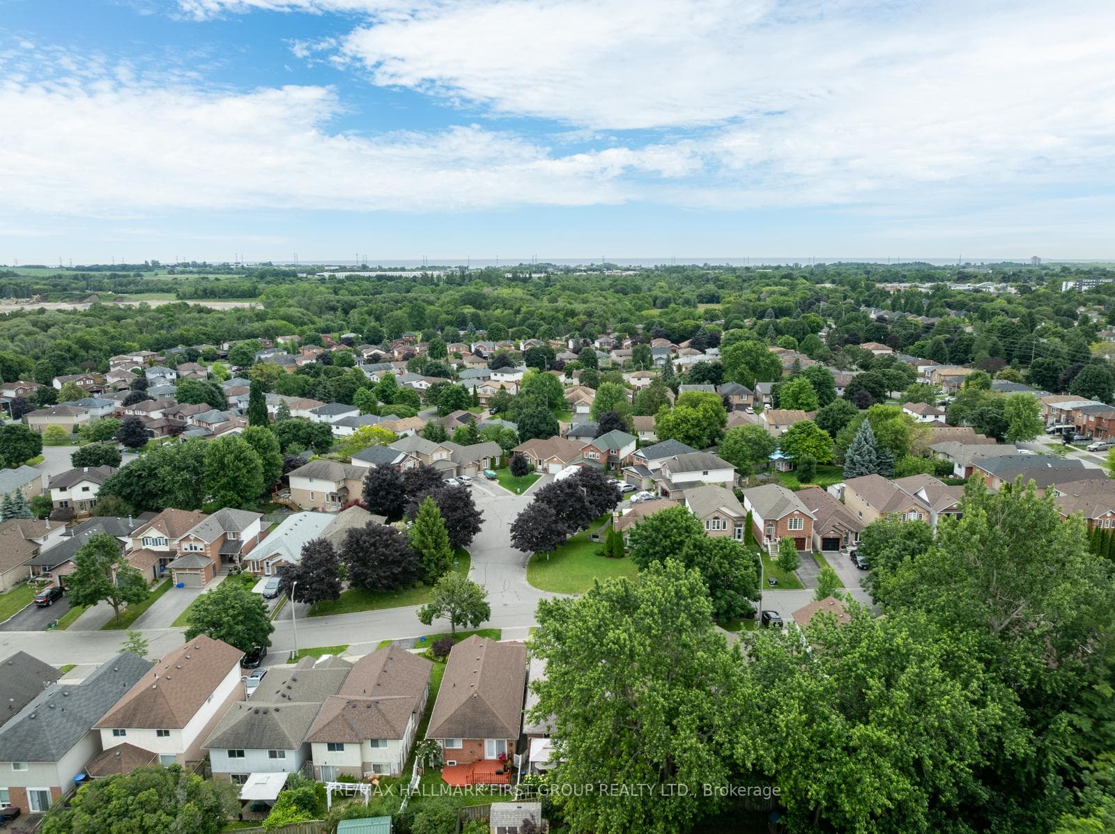 98 McFeeters Crescent photo 40