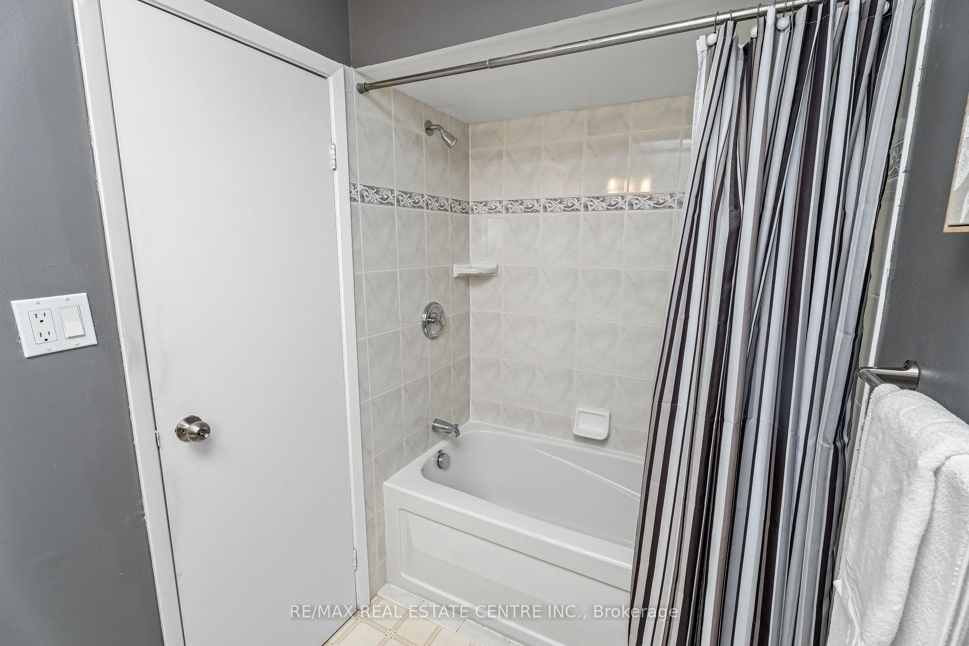 280 Bluejay Crescent photo 33