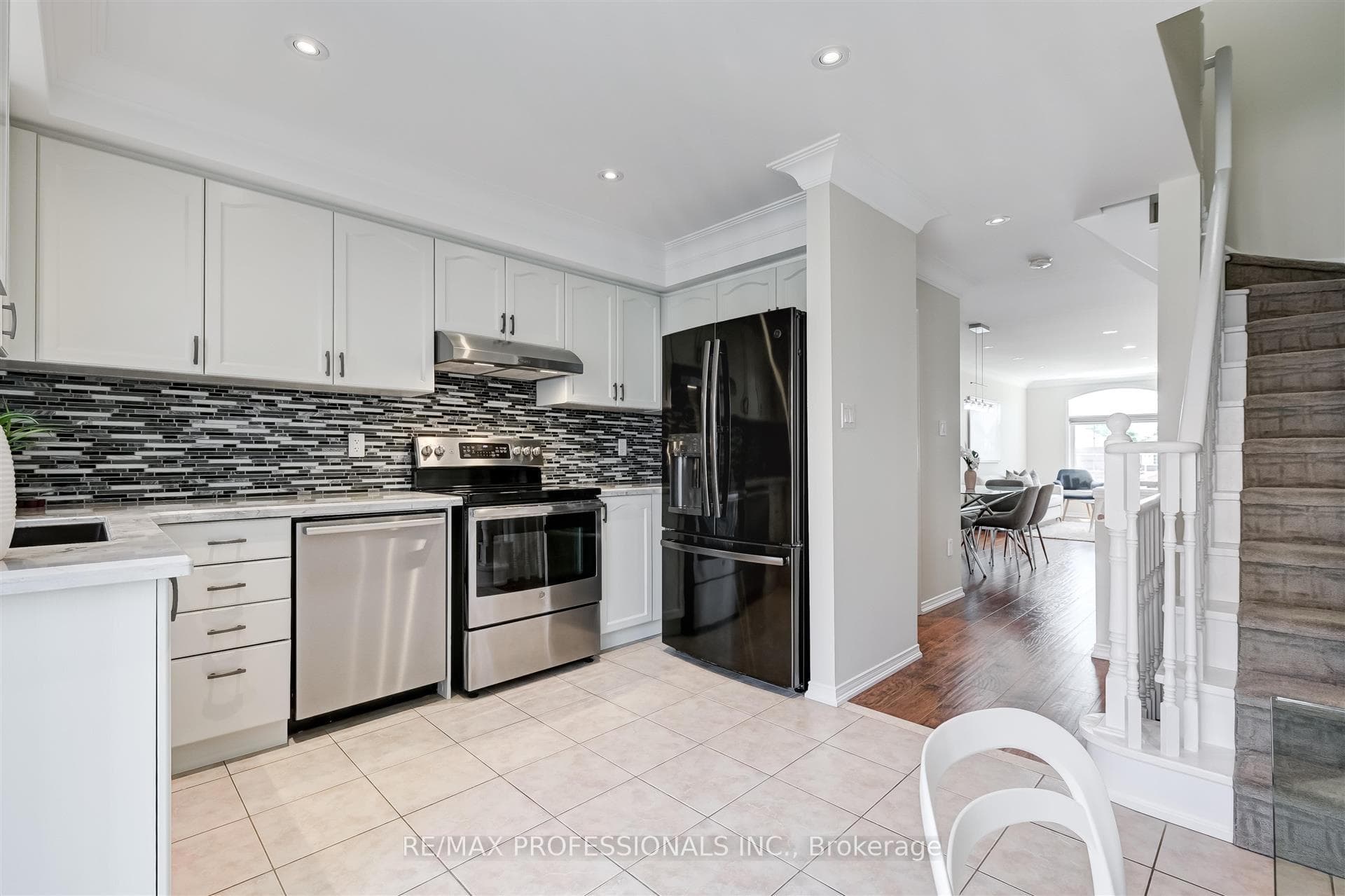 7123 Fairmeadow Crescent photo 9