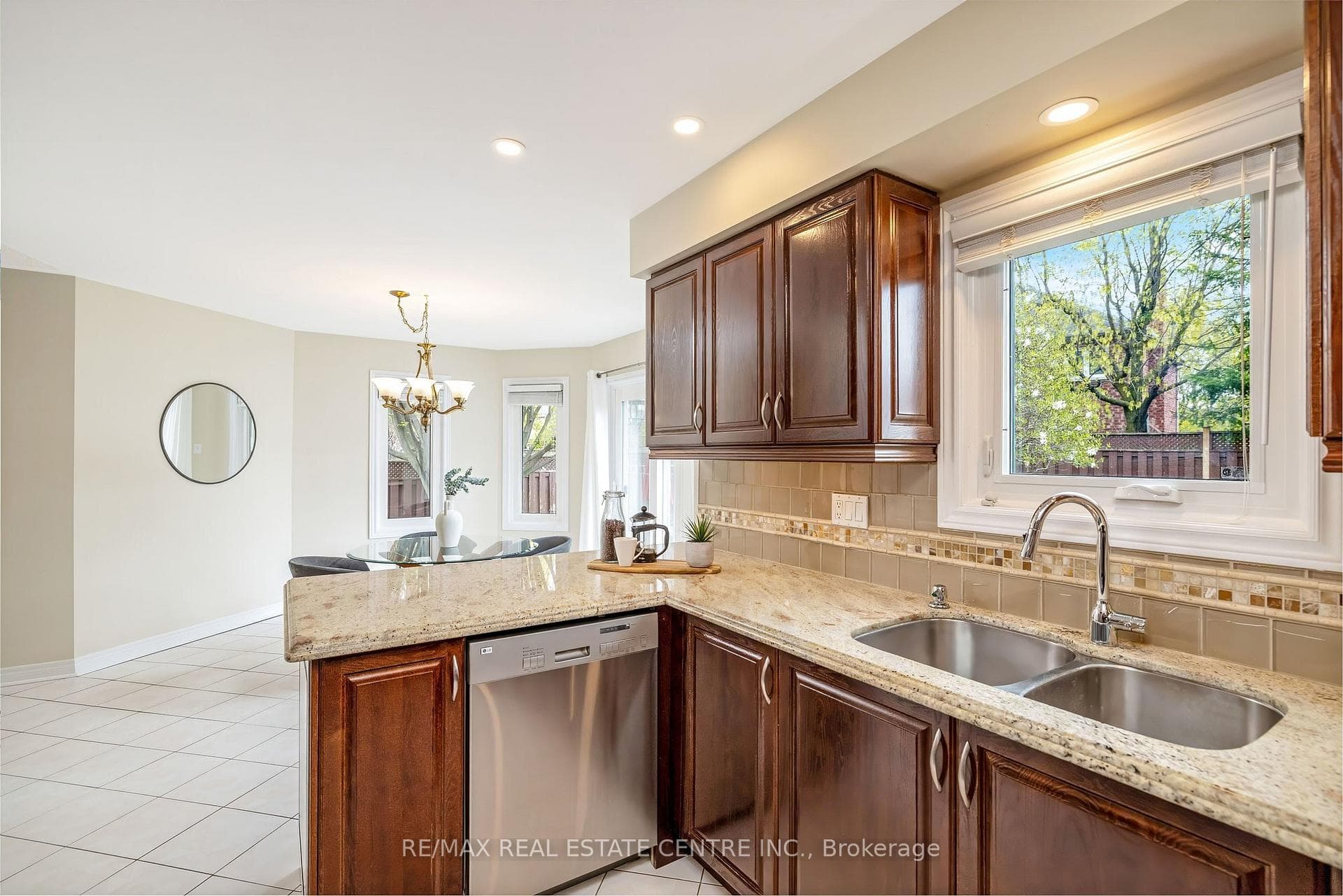 48 Samuel Crescent photo 13