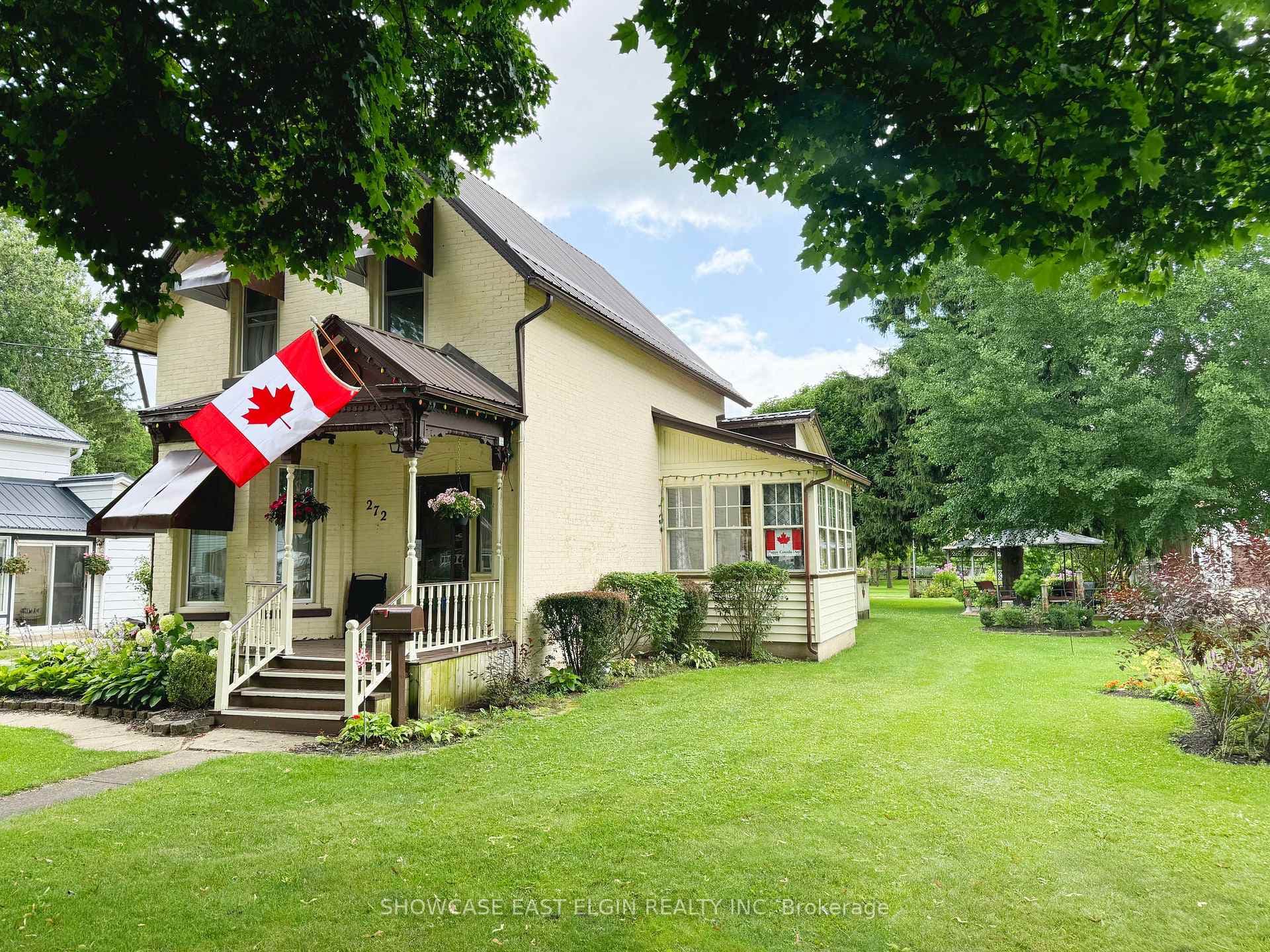 Charming home showcasing sun porch, beautiful lot