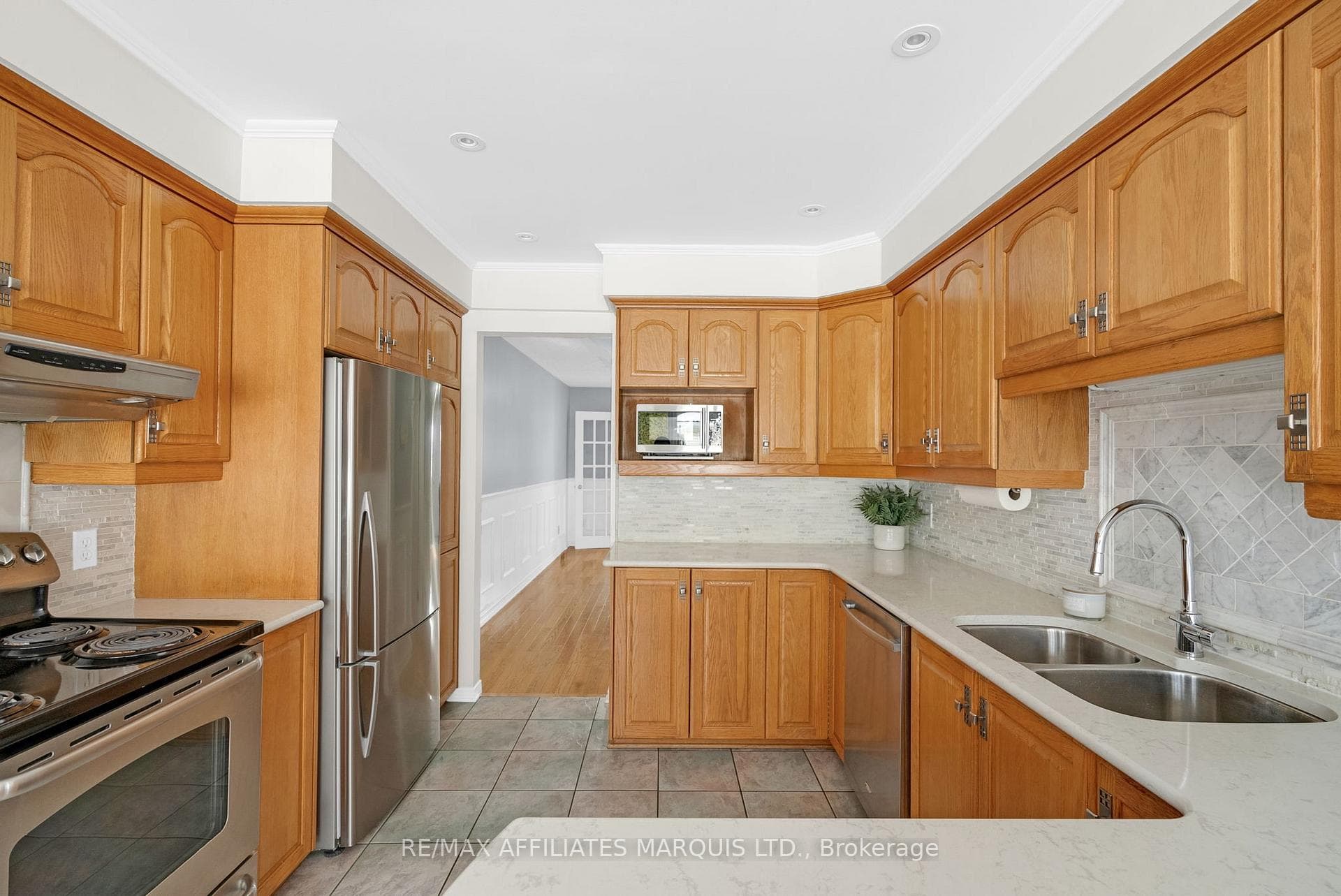 831 Chelsea Crescent photo 6