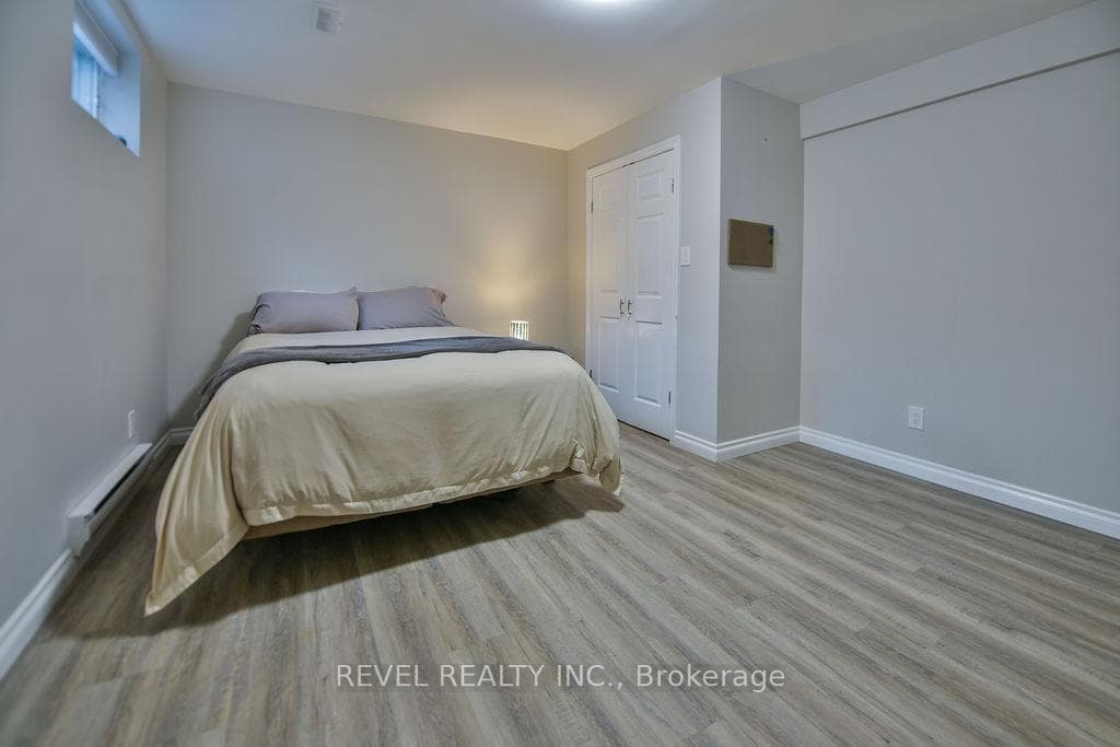 209 Sutherland Street photo 38