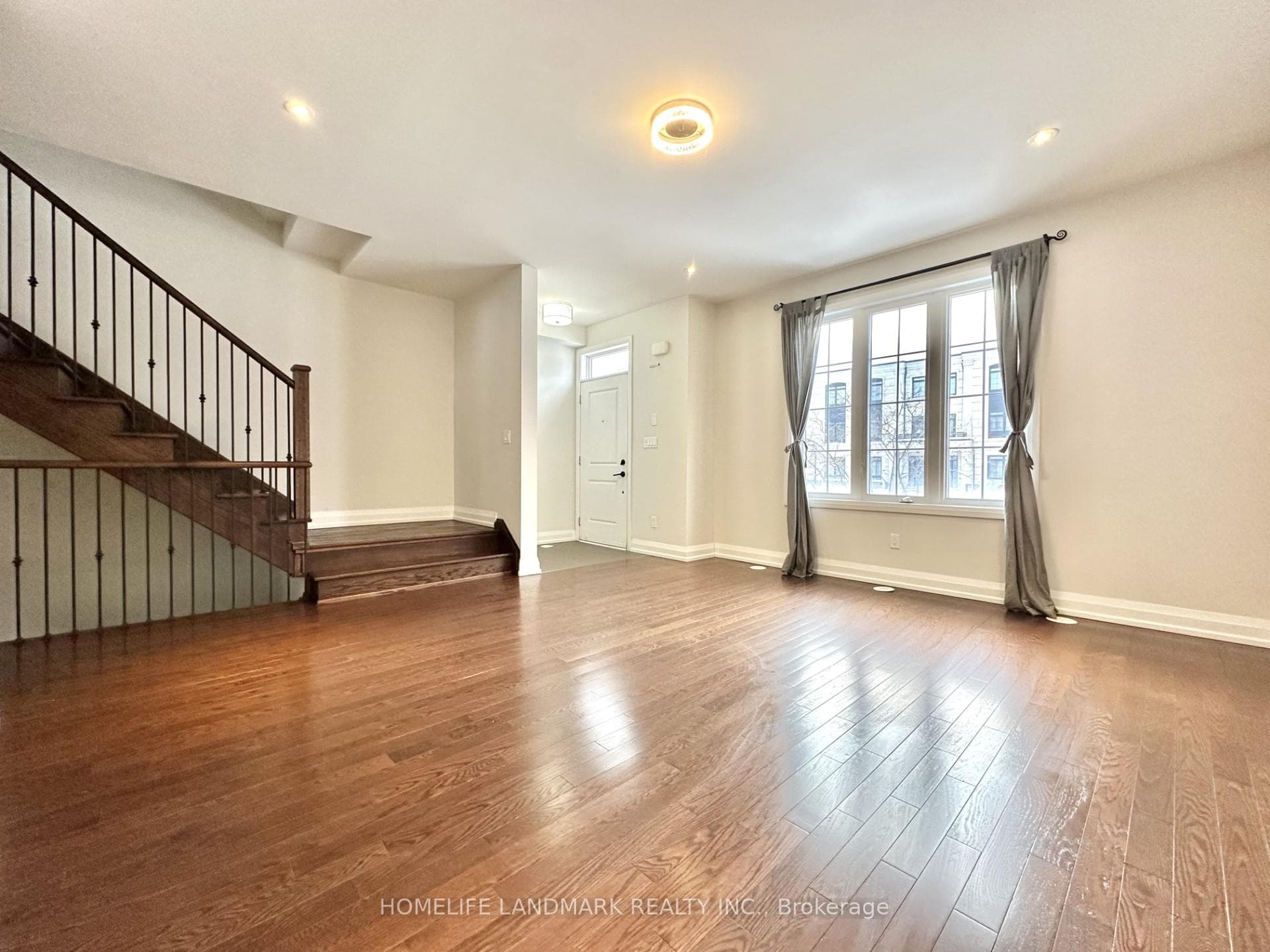 87 Village Parkway photo 3