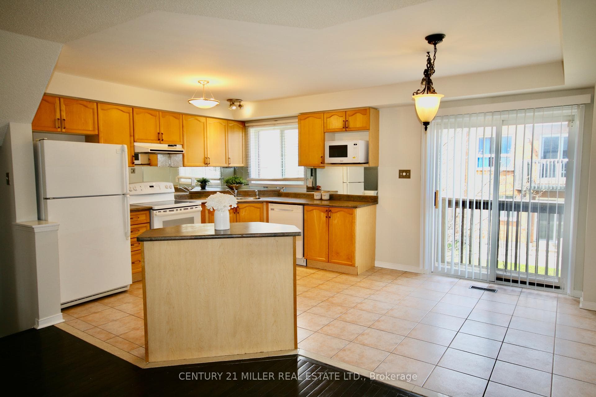 Kitchen Eat-in Area