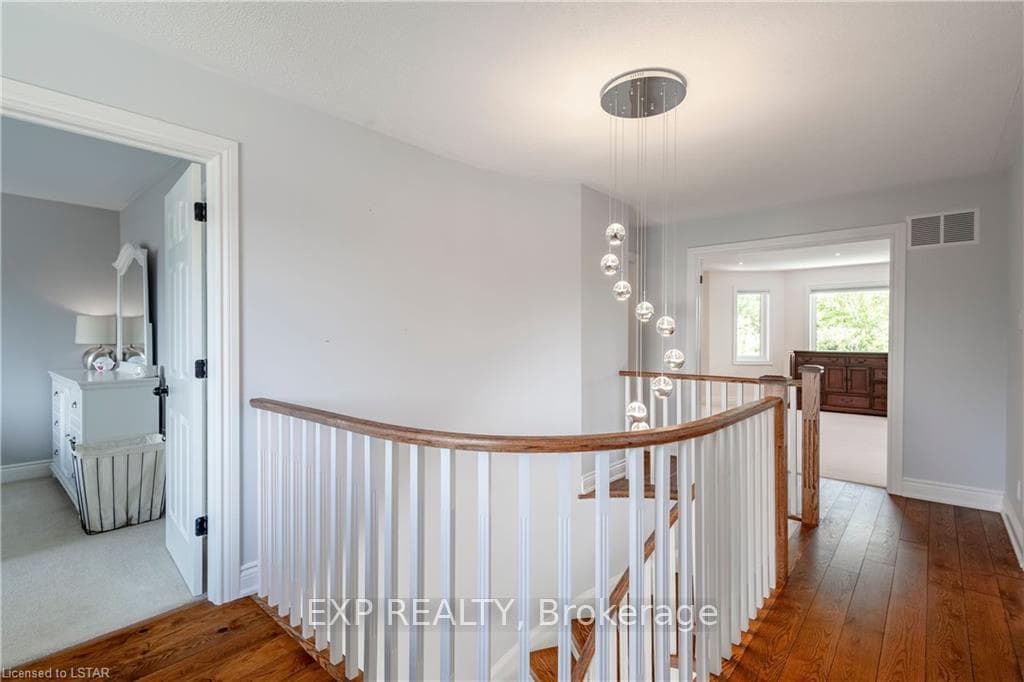 19 FALCON Court photo 32