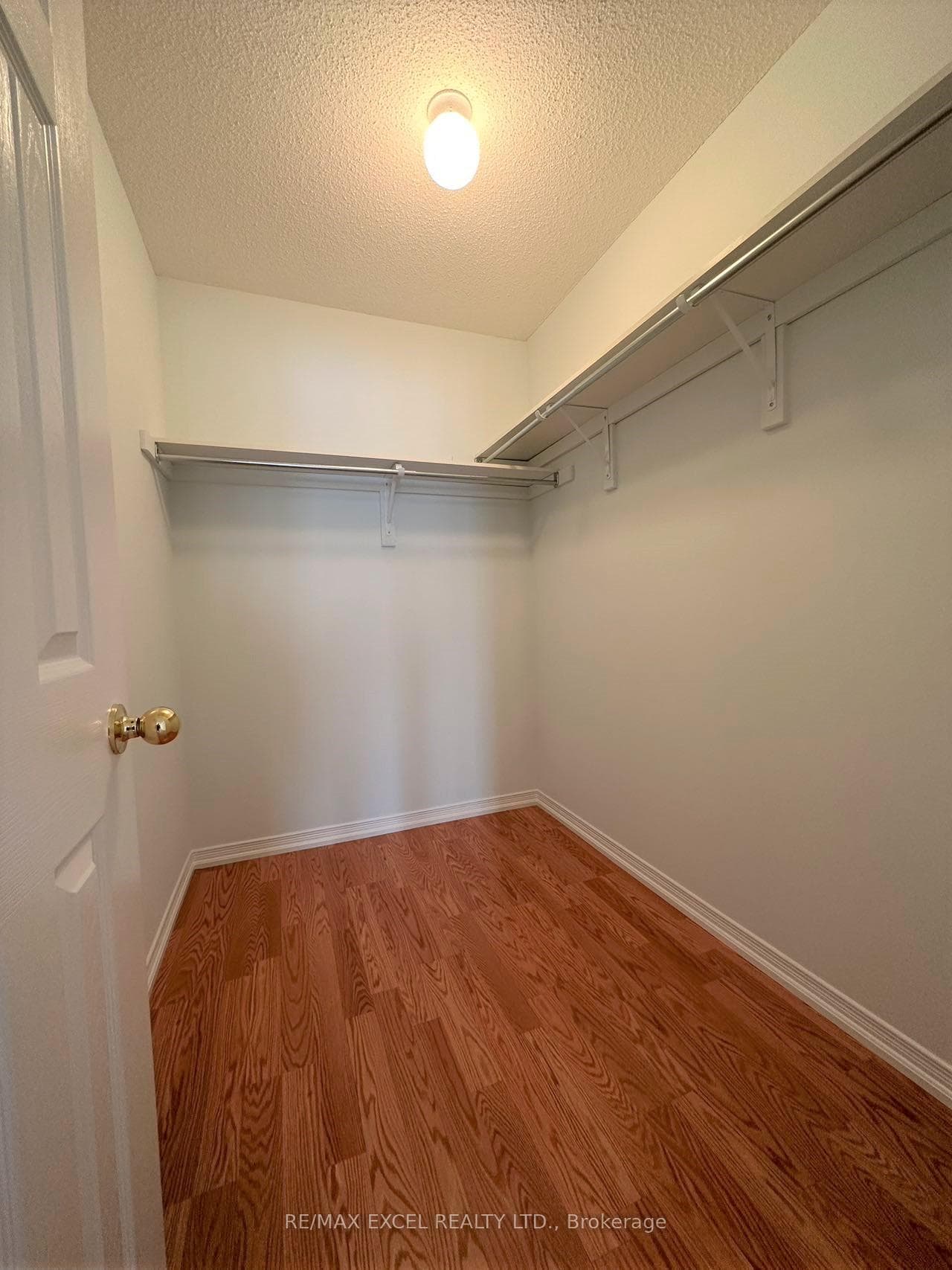 588 Hoover Park Drive photo 15