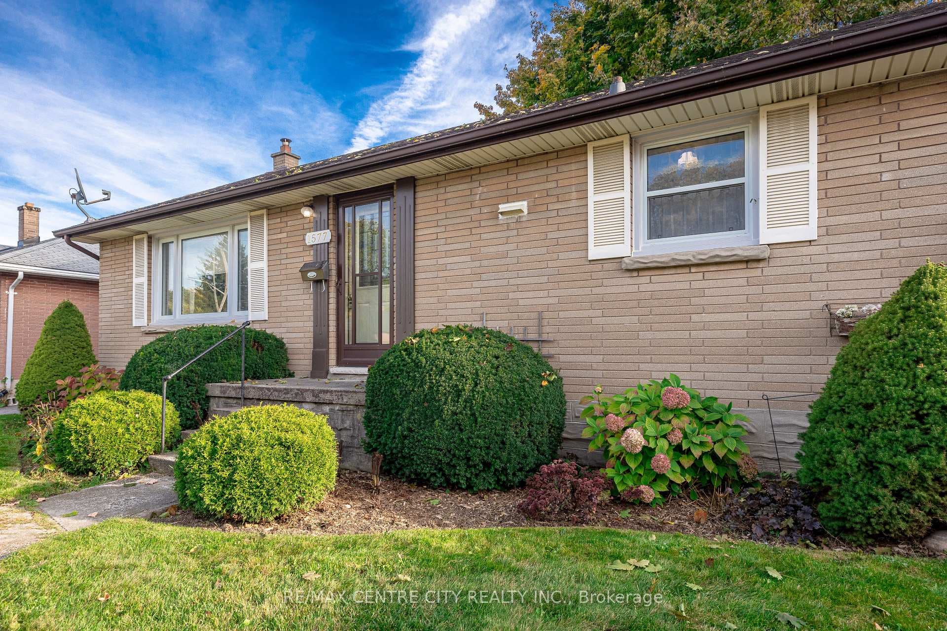 1577 Hansuld Street photo 3