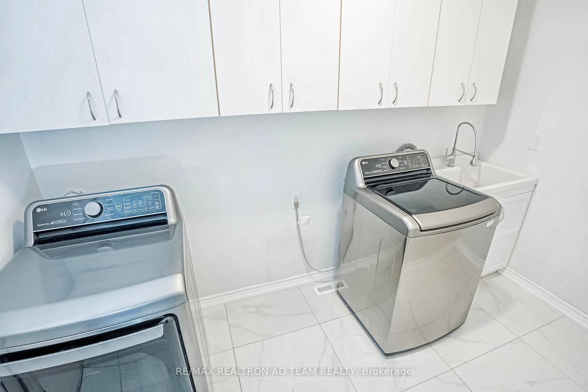 721 Barnes Crescent photo 37
