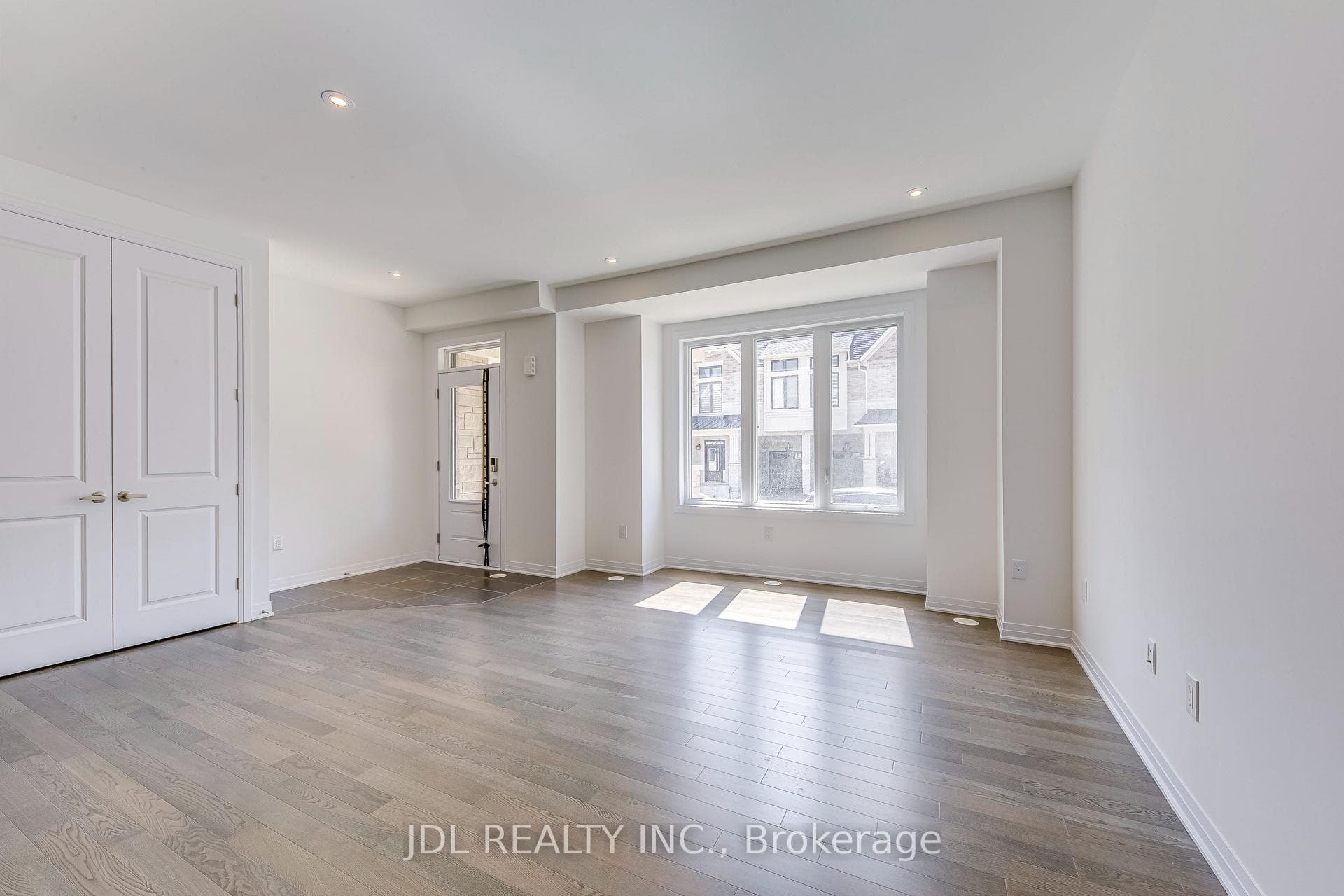 3259 Crystal Drive photo 4