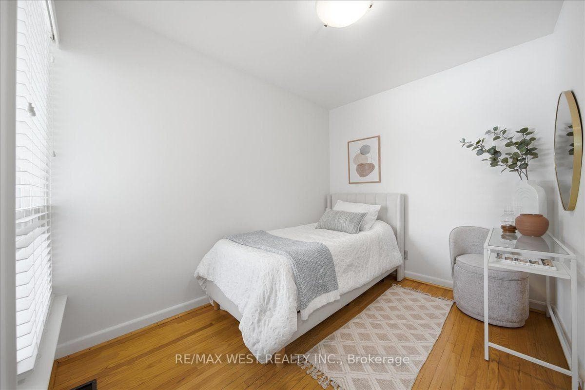 19 Decarie Circle photo 6