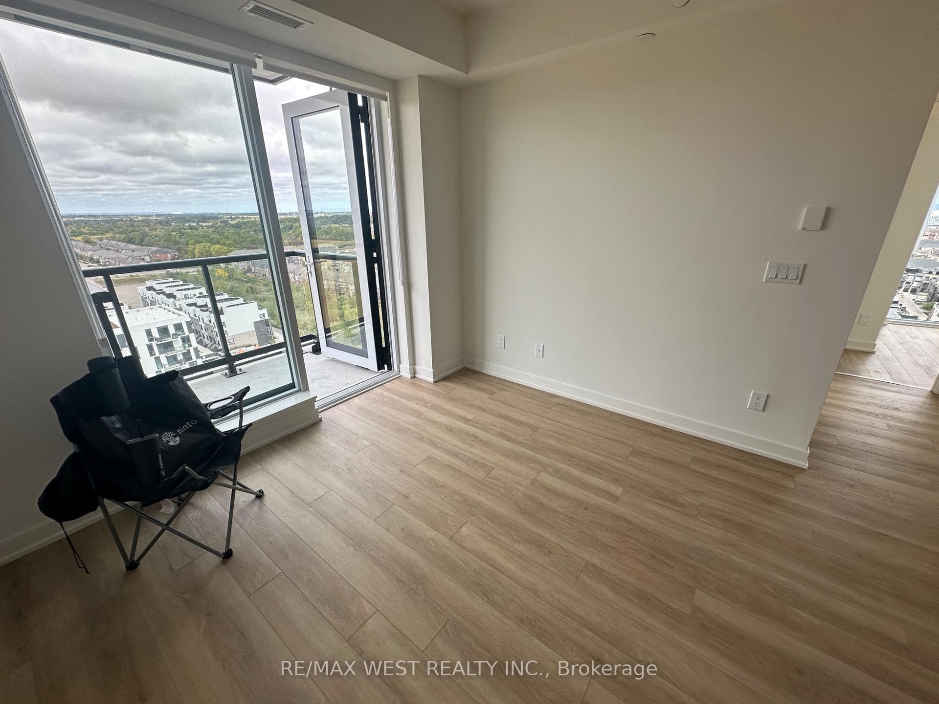 3079 Trafalgar Road Unit 1607 photo 9