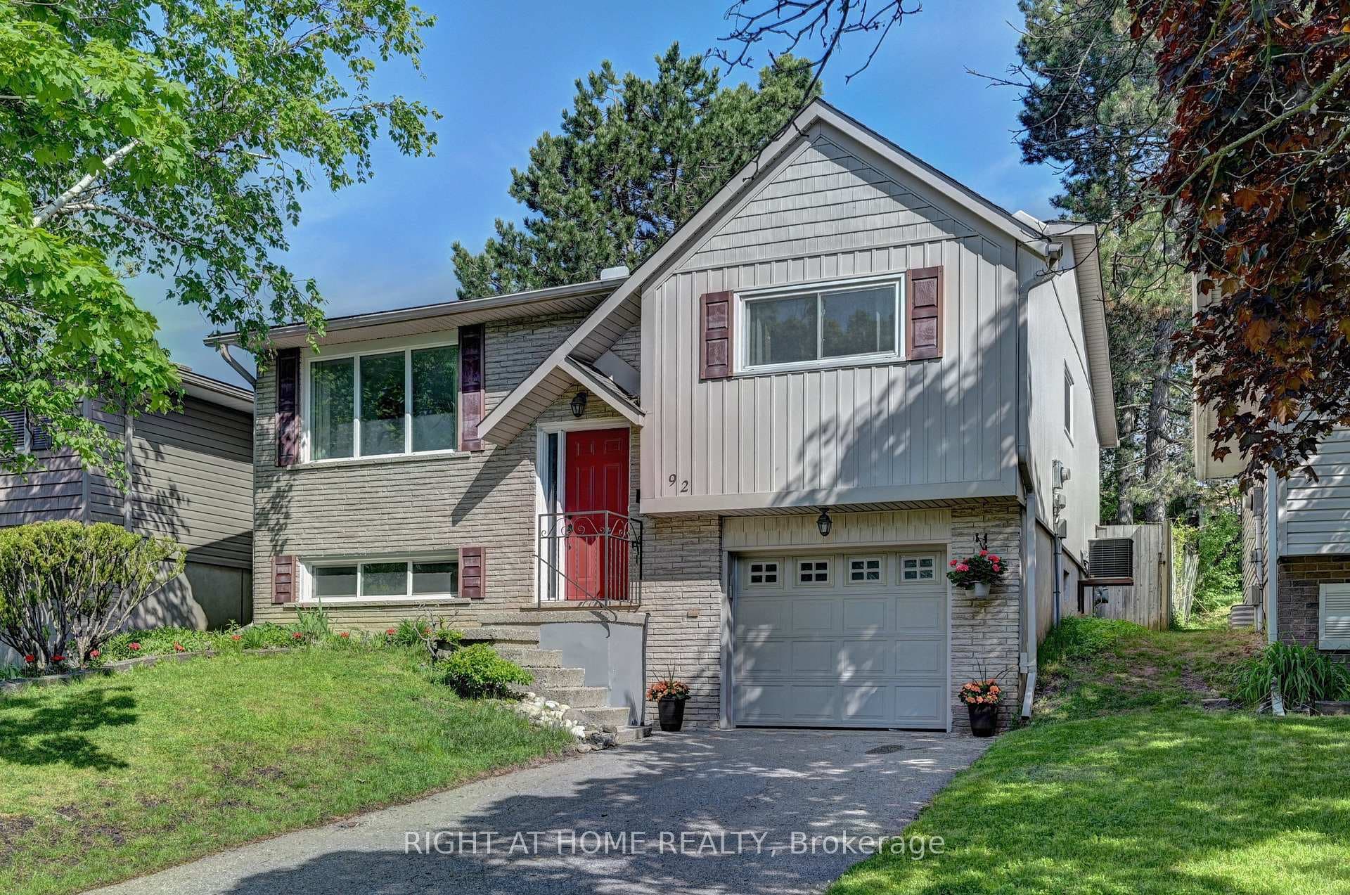 92 Pinemeadow Crescent photo 2