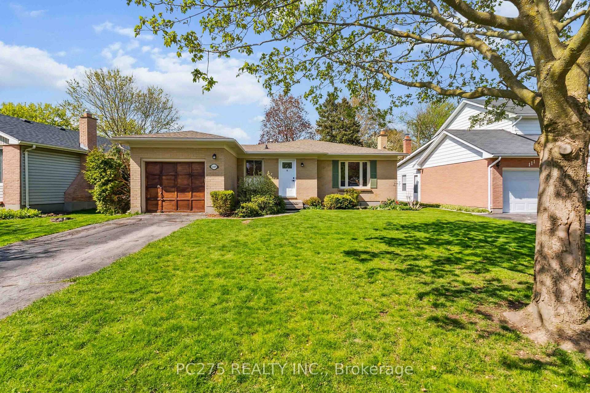 107 Inverary Crescent photo 2