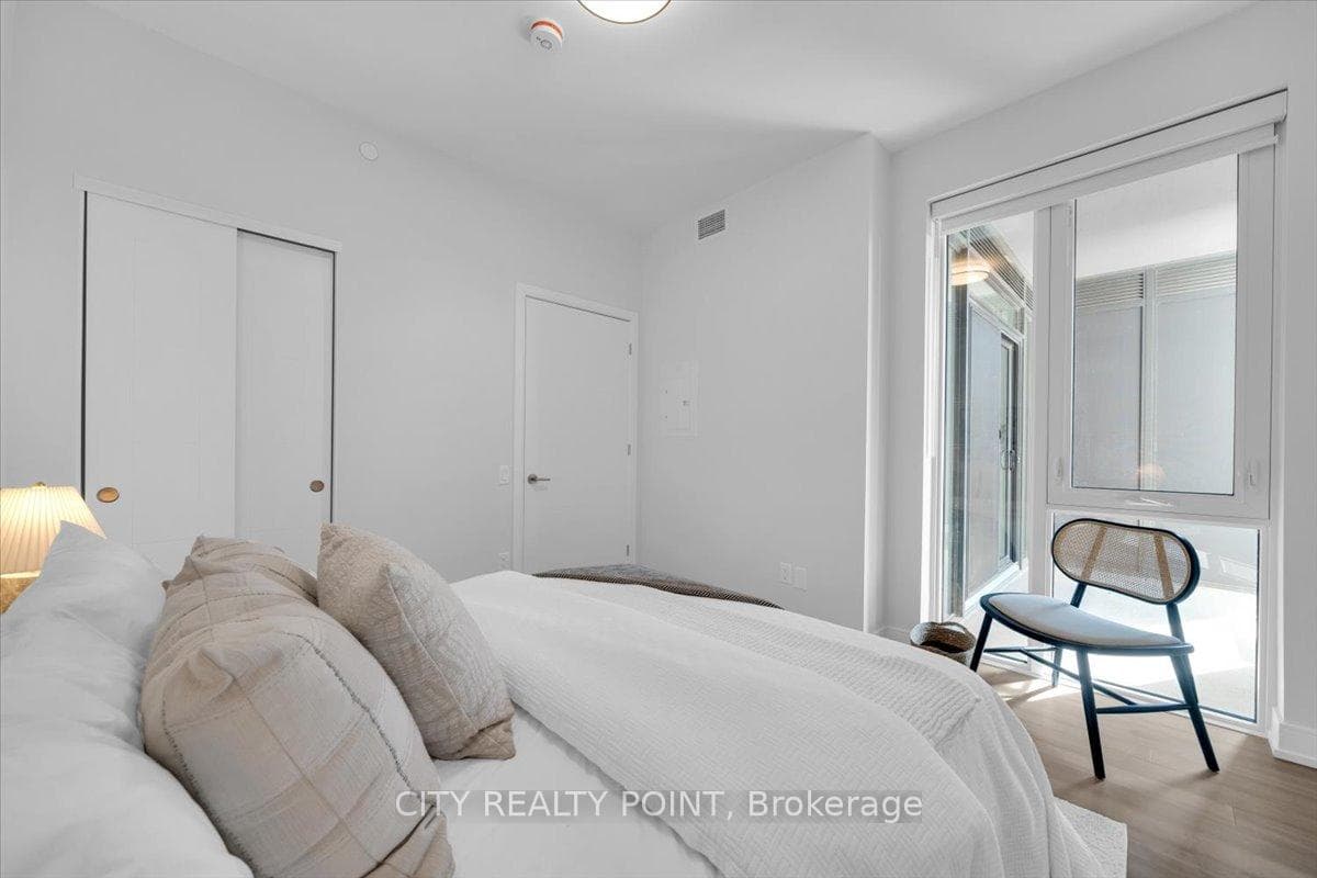 664 Spadina Avenue Unit 910 photo 9