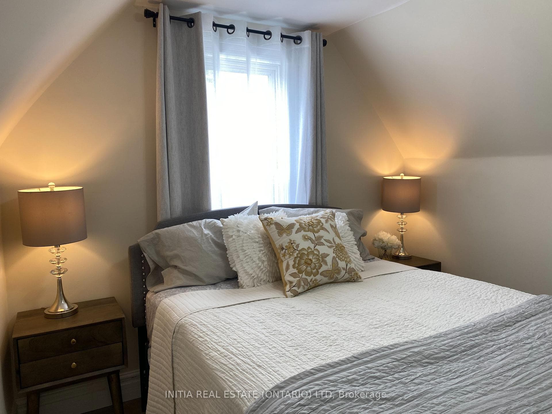 upstairs 2 bedroom