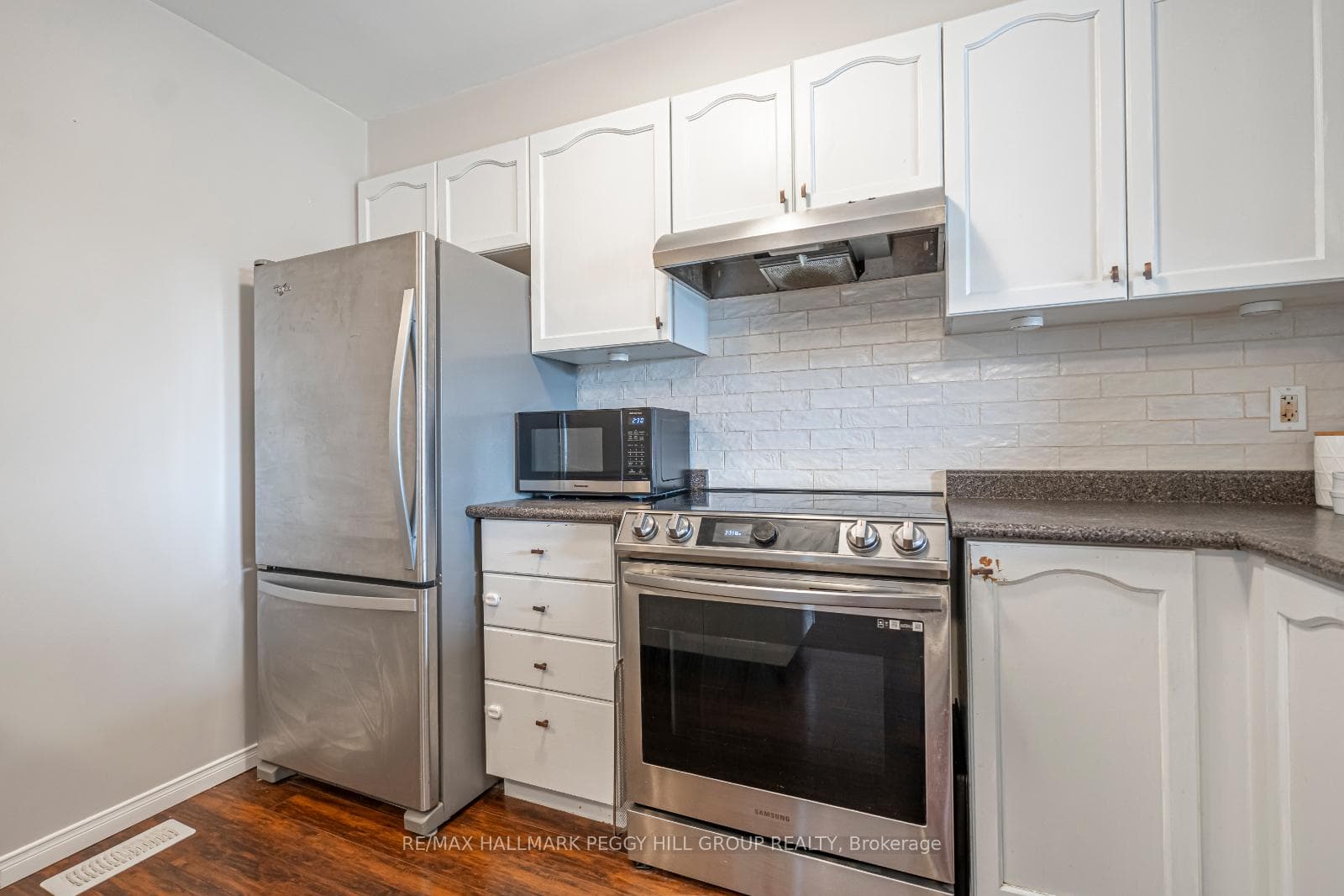 163 Southwinds Crescent photo 4