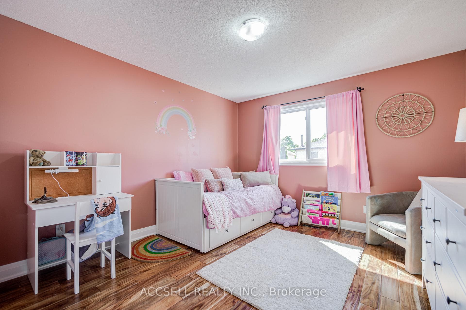 527 Wallenberg Crescent photo 34