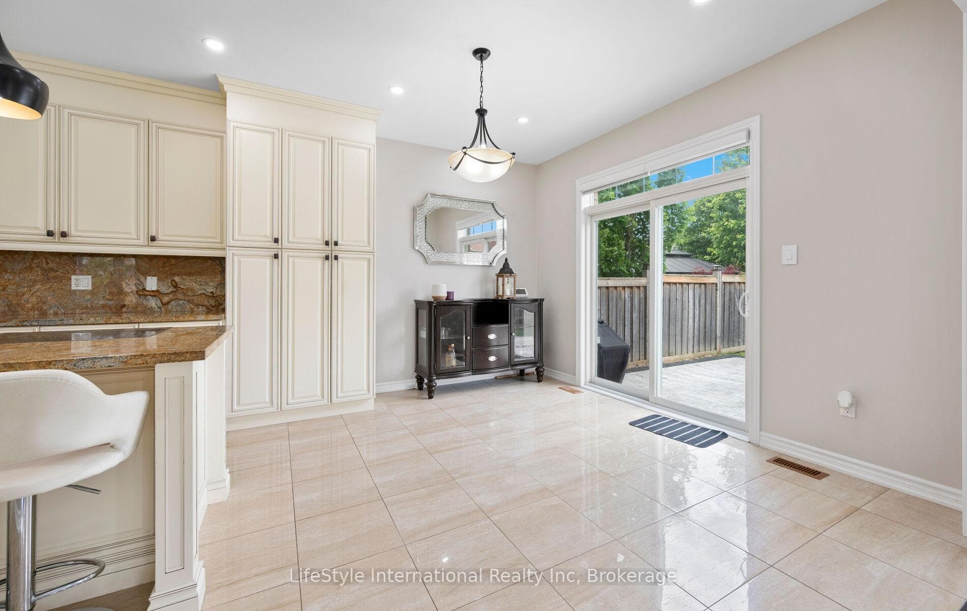 48 Hawke Crescent photo 17