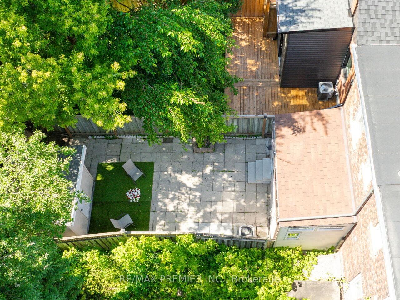 884 Runnymede Road photo 39