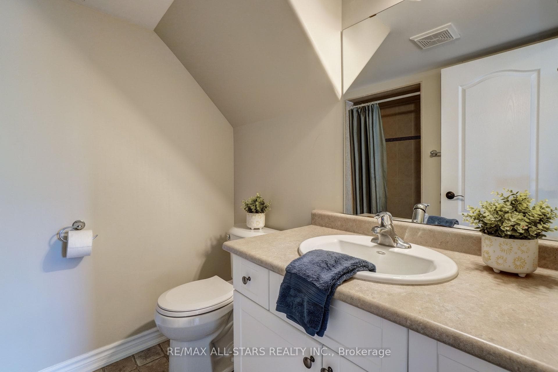 14 Laurent Boulevard photo 32