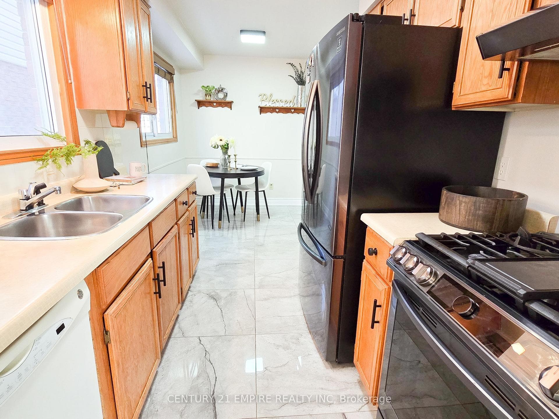 154 Adele Crescent photo 10