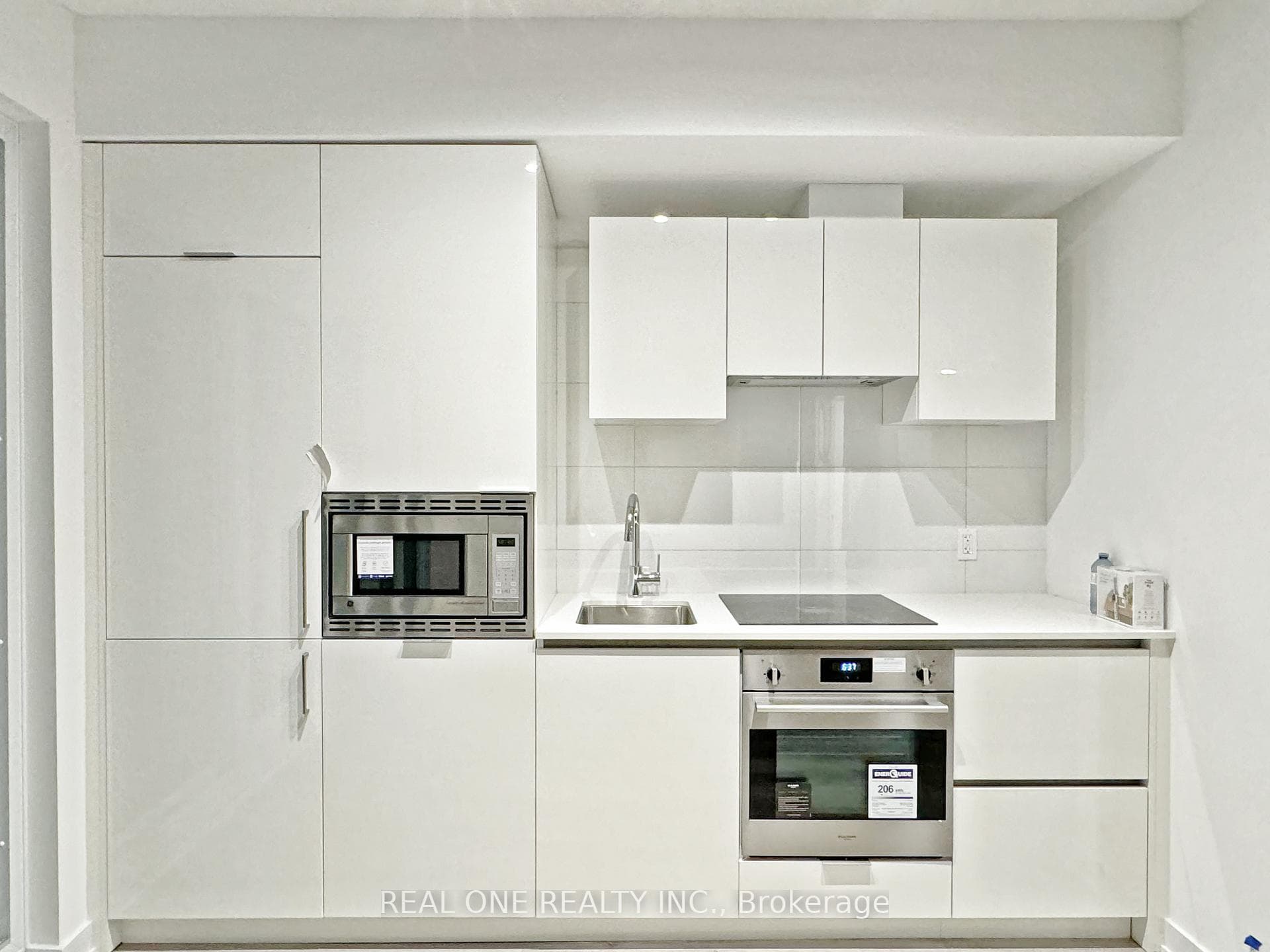230 Simcoe Street Unit 732 photo 4