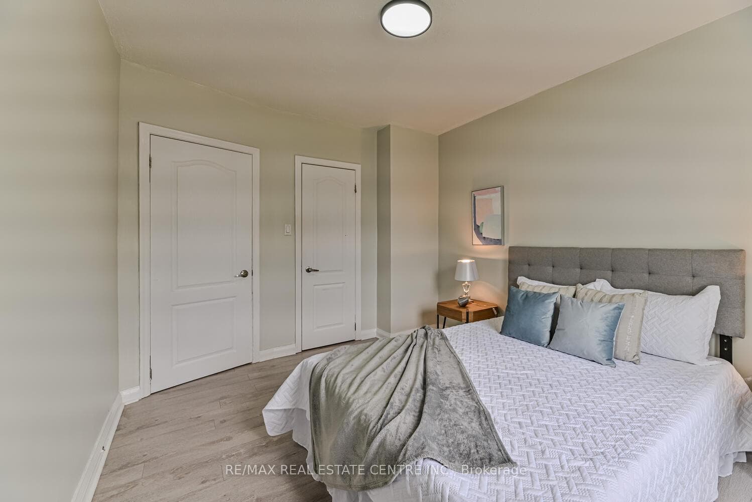 573 Exbury Crescent photo 24