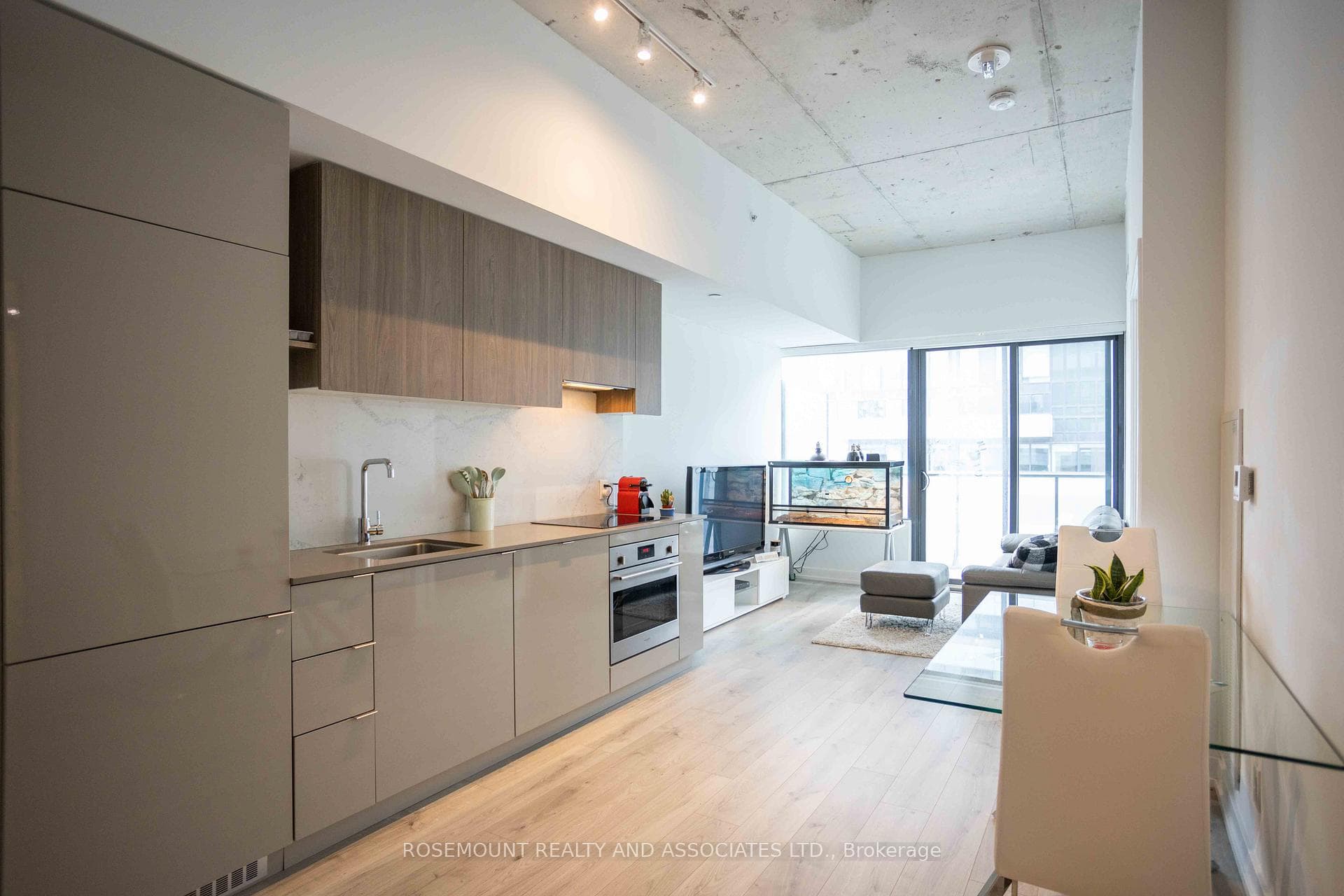 161 Roehampton Avenue Unit 712 photo 9