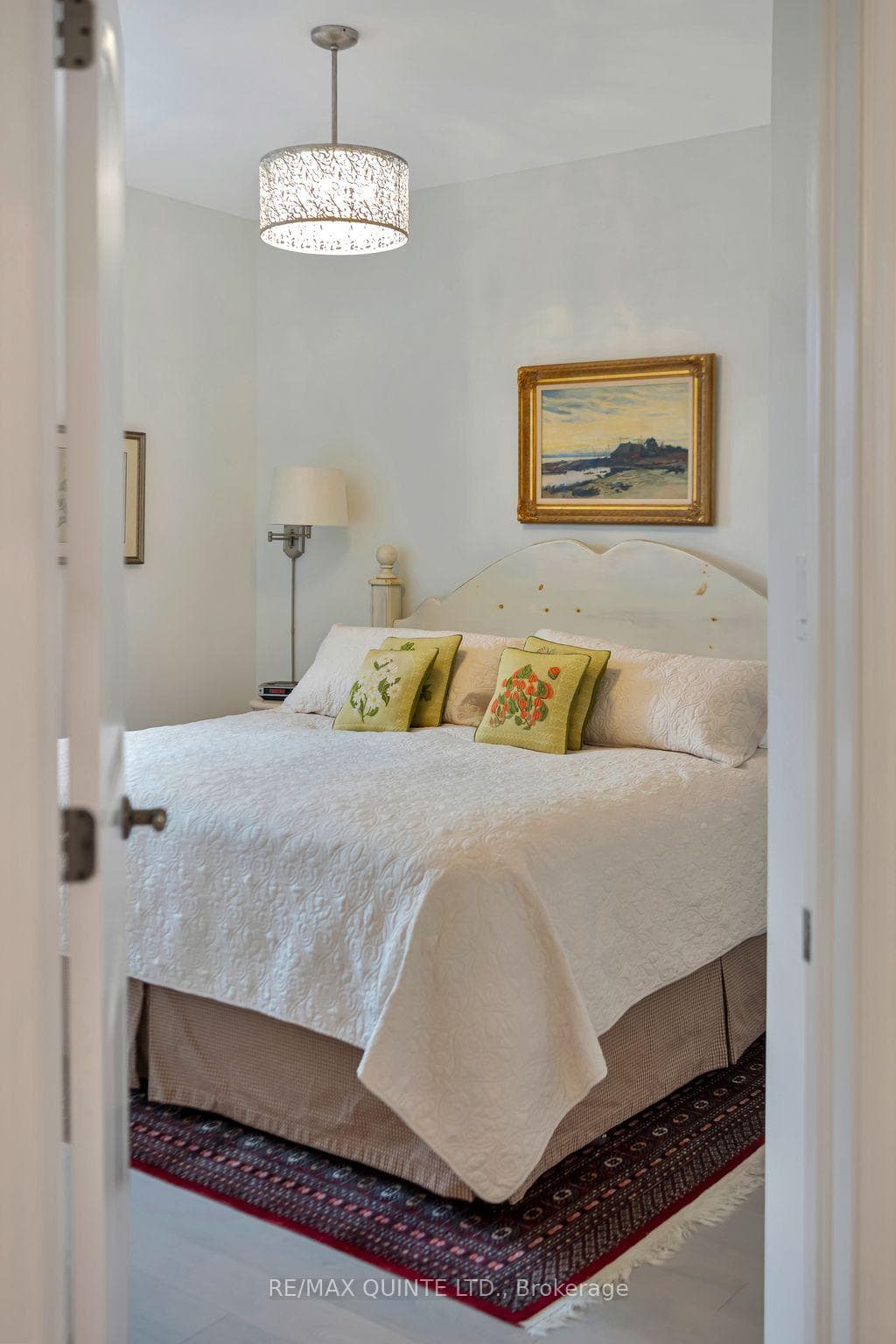 Second bedroom (king bed)