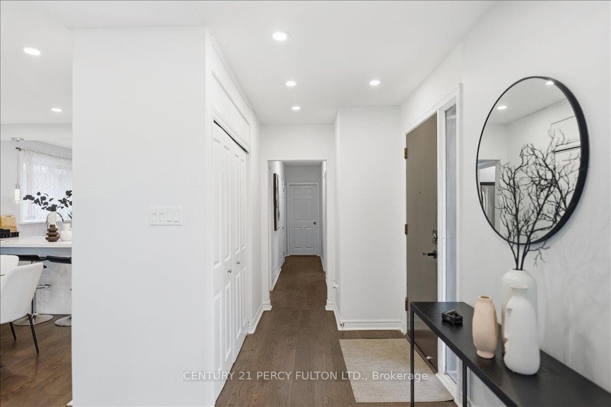50 Mooregate Ave - foyer