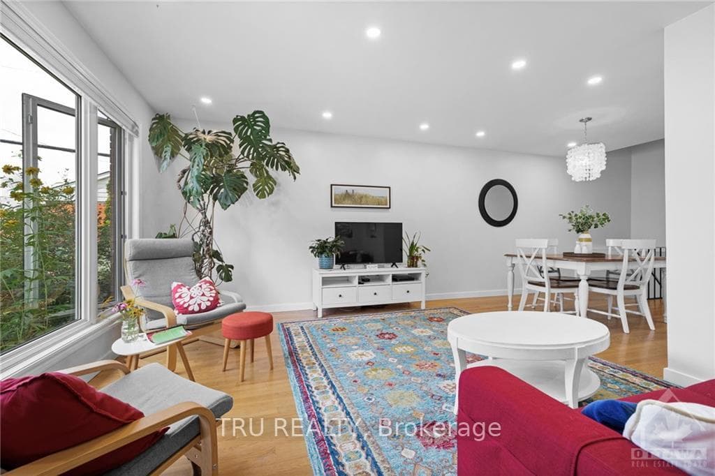 620 CLARKE Avenue photo 2