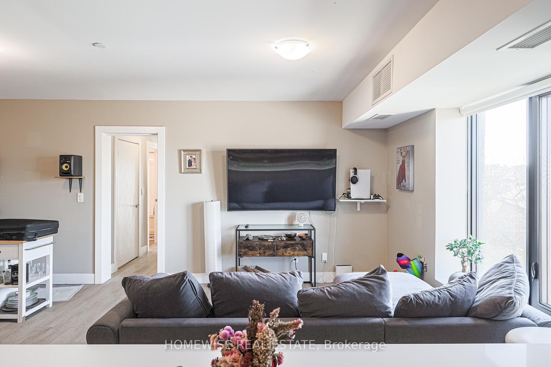 293 Viewmount Avenue Unit 302 photo 11