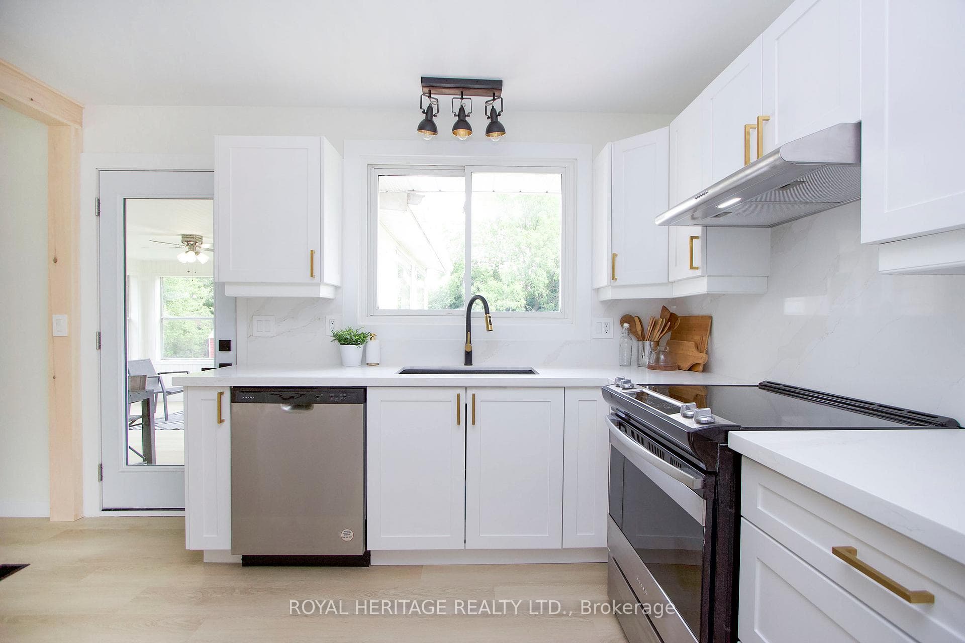 689 Cedarvale Crescent photo 8