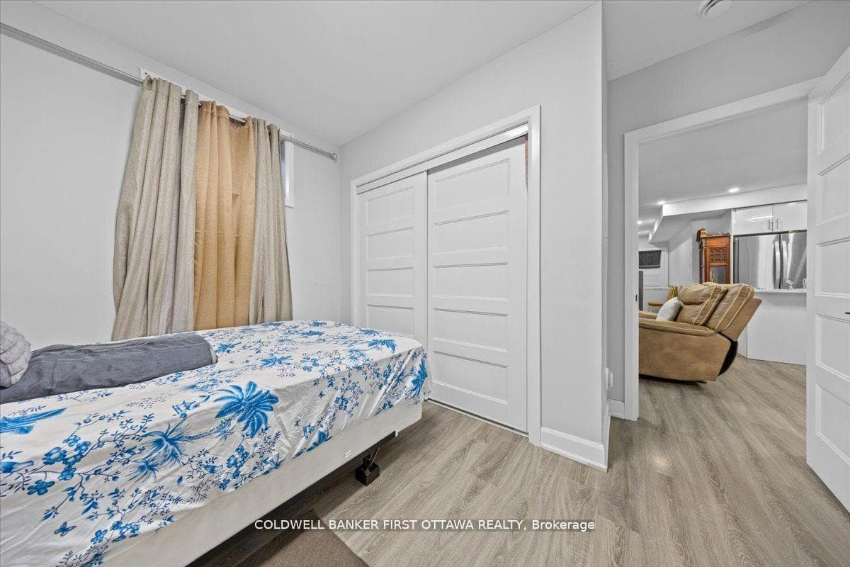 562 QUEEN MARY Street photo 28