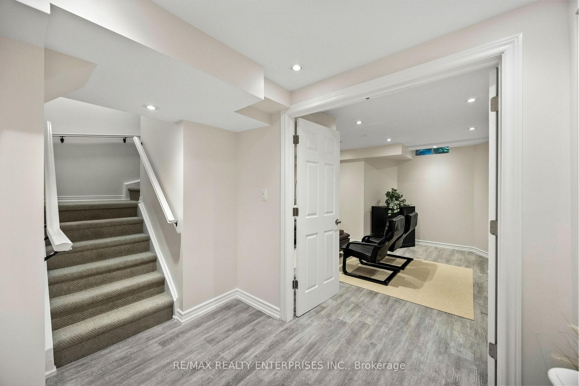 Finished basement w/ flex room