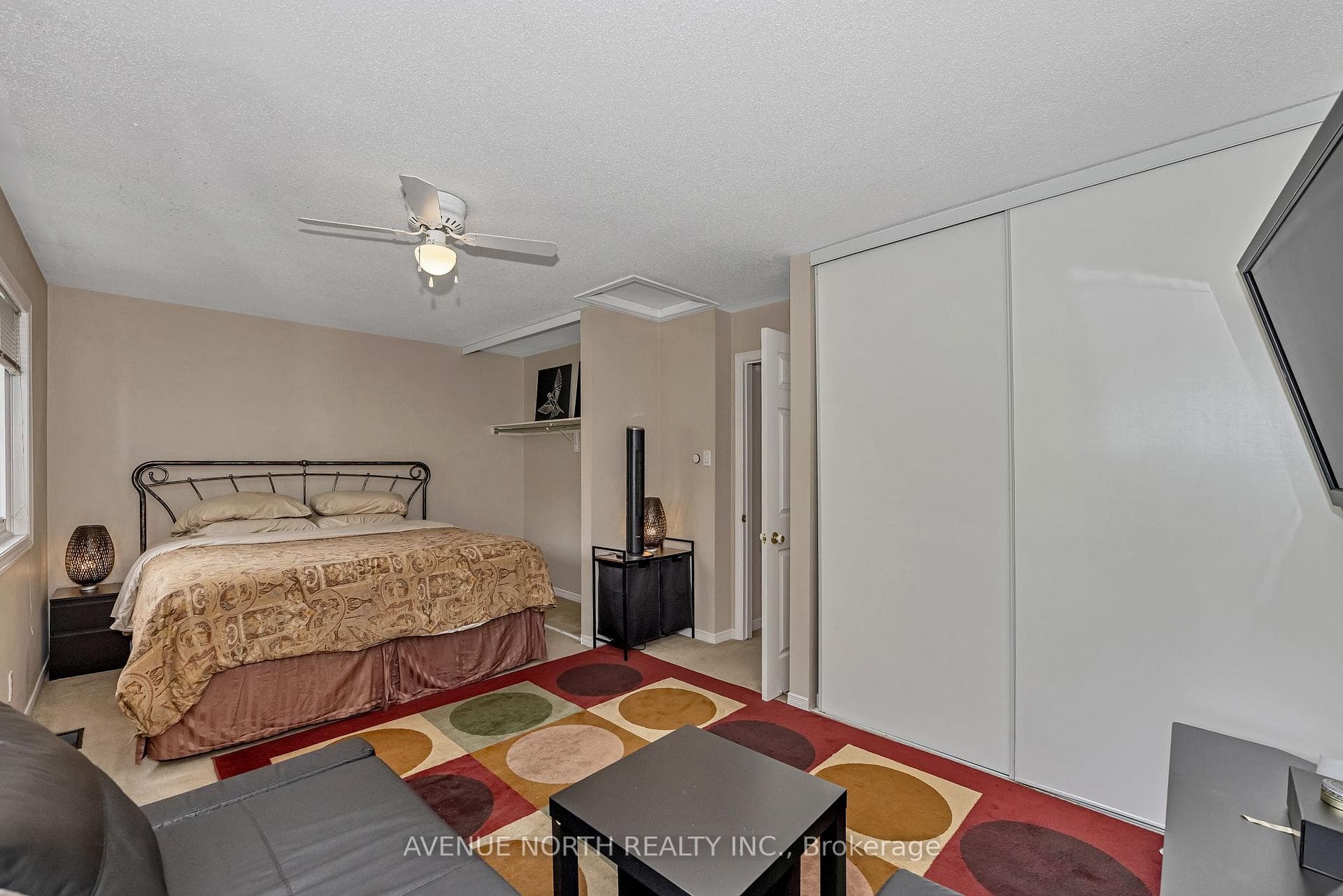 120 MARKLAND Crescent photo 18