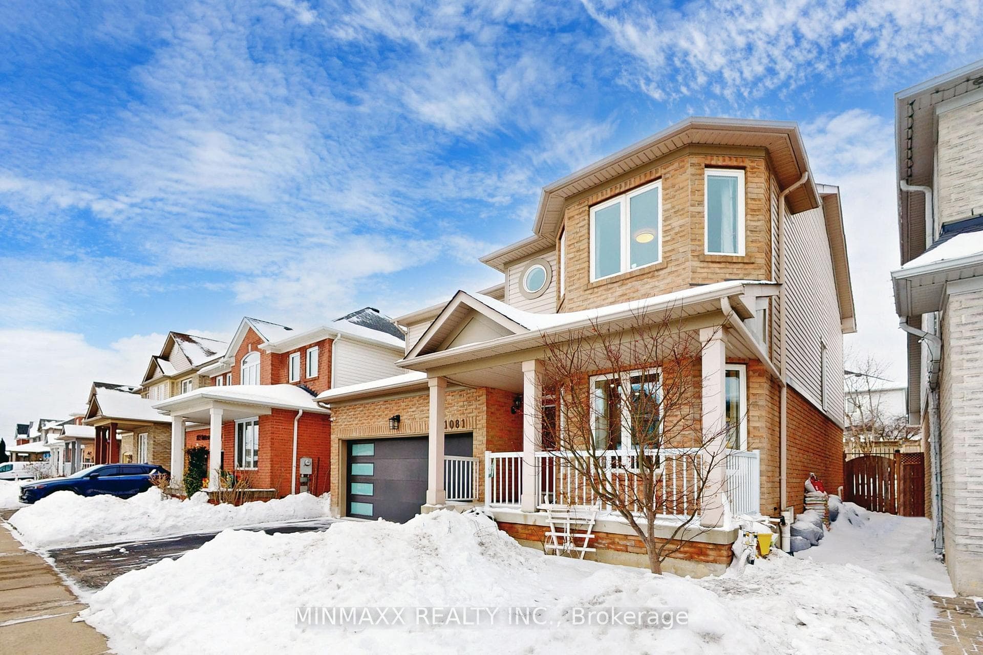 1081 Holdsworth Crescent photo 2