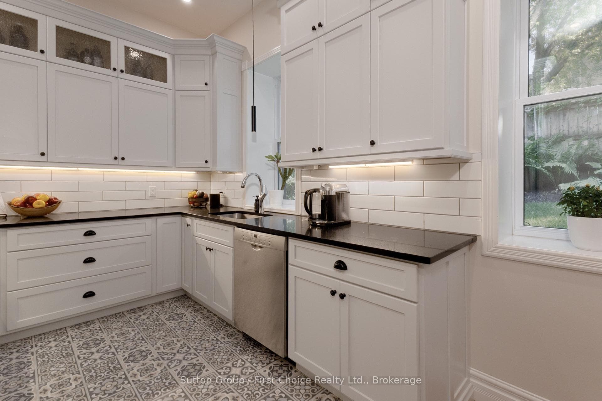 293 Wellington Street photo 12
