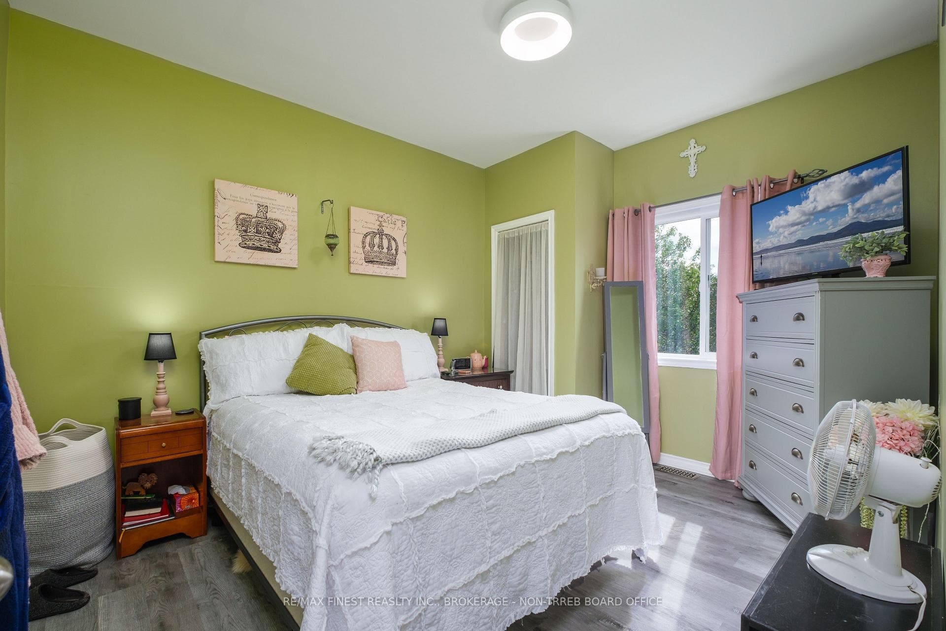 1087 Melville Road photo 28